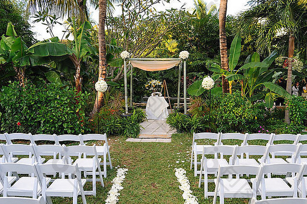 花花束玫瑰前面行椅子婚礼仪式