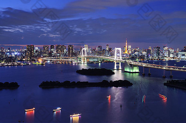 彩虹桥跨越东京湾东京塔可见背景