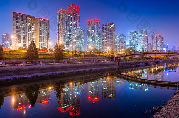 北京中国中央商务区城市天际线运河晚上