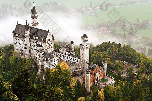 新天鹅堡城堡笼罩雾巴伐利亚阿尔卑斯山脉德国