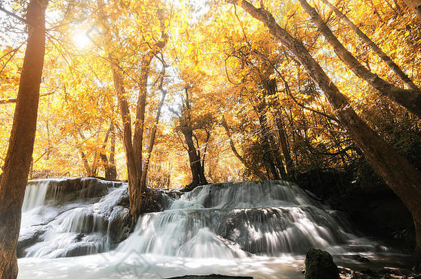 Huaymaekamin瀑布美丽的瀑布秋天森林北省泰国