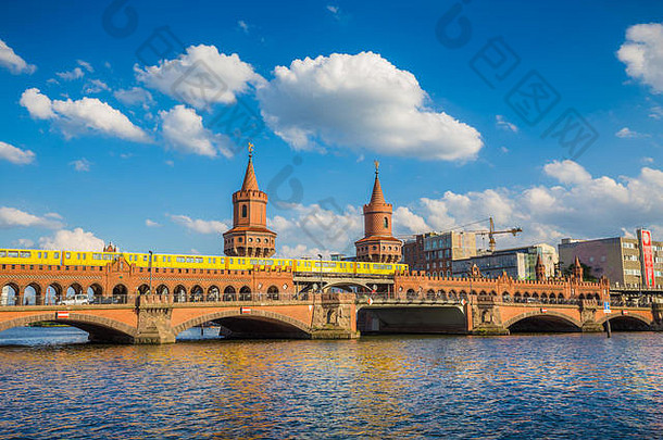 经典全景视图著名的oberbaum桥历史柏林地铁穿越疯狂河阳光明媚的一天蓝色的天空柏林德国