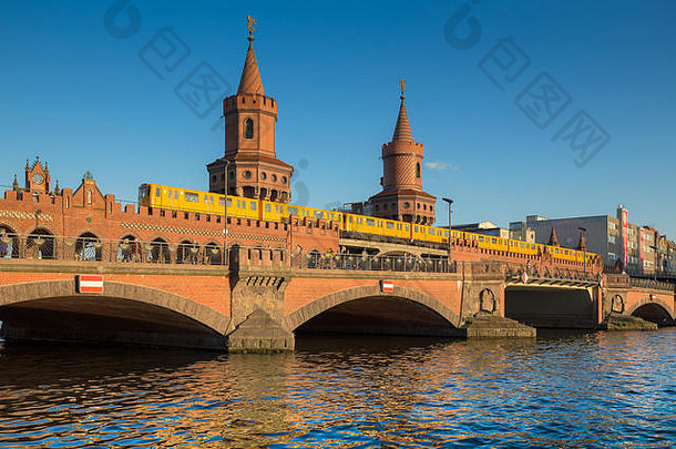 经典全景视图著名的oberbaum桥历史柏林地铁穿越疯狂河美丽的阳光明媚的一天<strong>蓝色</strong>的天空柏林