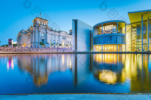 全景《暮光之城》视图著名的柏林政府区疯狂河蓝色的小时黄昏中央柏林米特德国