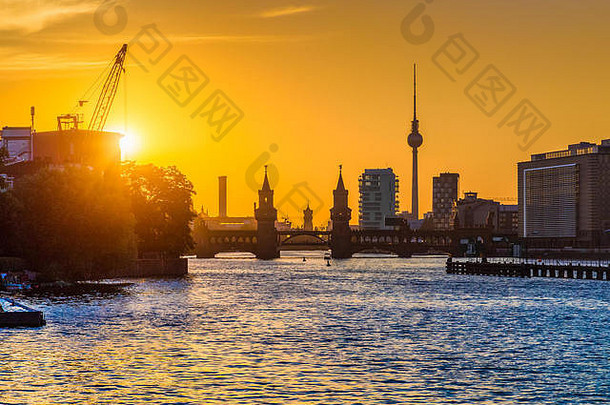 经典视图柏林天际线著名的塔oberbaum桥河疯狂晚上光日落德国