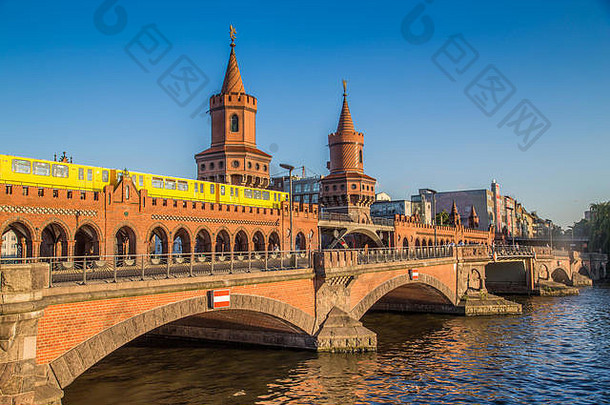 经典全景视图著名的oberbaum桥历史柏林地铁穿越疯狂河美丽的阳光明媚的一天柏林德国
