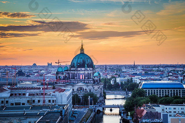 空中视图柏林天际线著名的柏林大教堂疯狂河美丽的金晚上光云日落