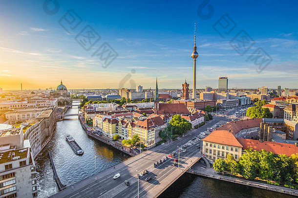 空中视图柏林天际线著名的塔疯狂河美丽的晚上光日落德国