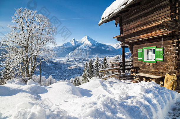 美丽的视图风景优美的白色冬天仙境山风景阿尔卑斯山脉传统的木山的小木屋冷阳光明媚的一天蓝色的