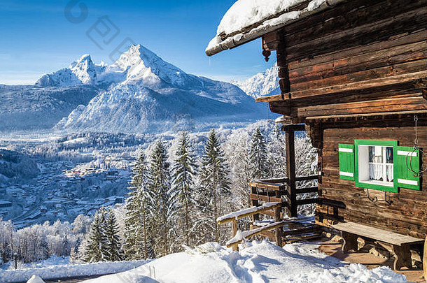 美丽的视图风景优美的白色冬天仙境山风景阿尔卑斯山脉传统的木山的小木屋冷阳光明媚的一天