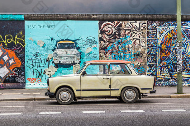 著名的柏林莫尔柏林墙东一边画廊特拉班特常见的车辆东德国前面柏林弗里德里希