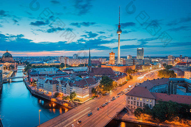 空中全景《暮光之城》视图柏林天际线著名的塔疯狂河照亮蓝色的小时黄昏云德国