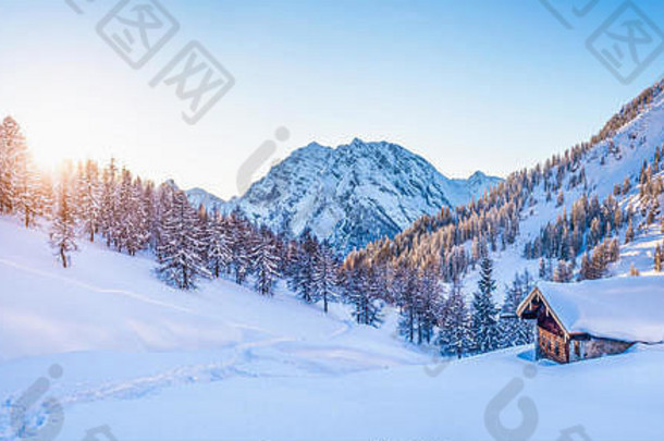 全景视图美丽的冬天仙境山风景传统的山小屋背景阿尔卑斯山脉金晚上光