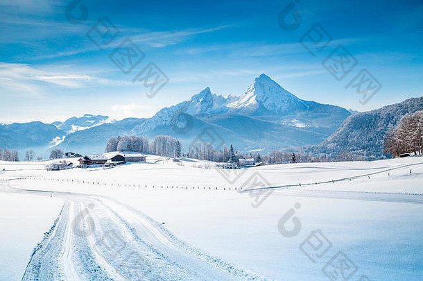 美丽的冬天风景阿尔卑斯山脉冷阳光明媚的一天蓝色的天空云