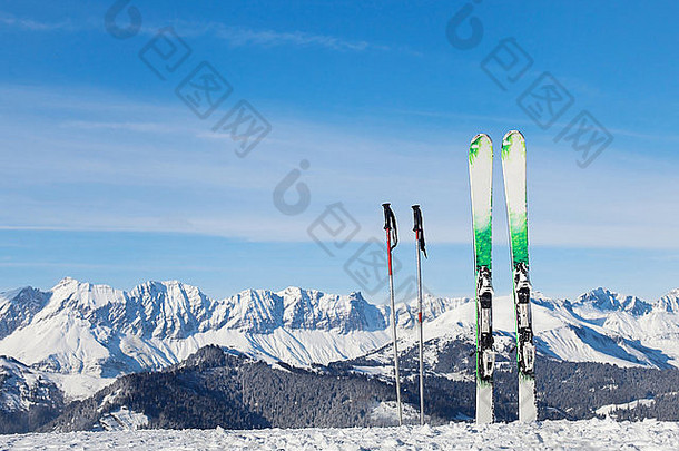 滑雪阿尔卑斯山脉准备好了冬天假期