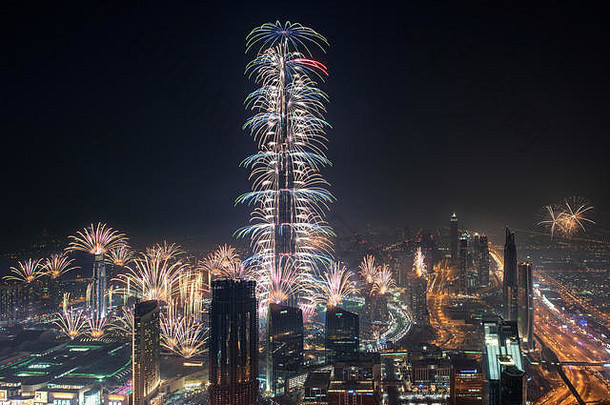 城市景观迪拜曼联阿拉伯阿联酋航空公司晚上烟花照亮摩天大楼