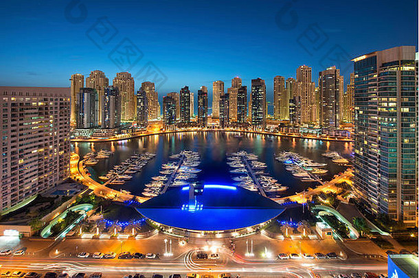 城市景观迪拜曼联阿拉伯阿联酋航空公司黄昏照亮摩天大楼玛丽娜前景