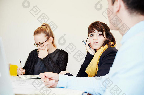 人坐着业务会议女人男人。