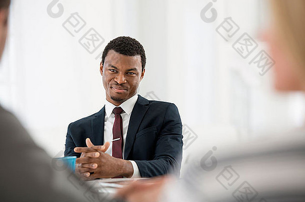 办公室室内人坐着表格业务会议男人。西装杯咖啡数字平板电脑表格