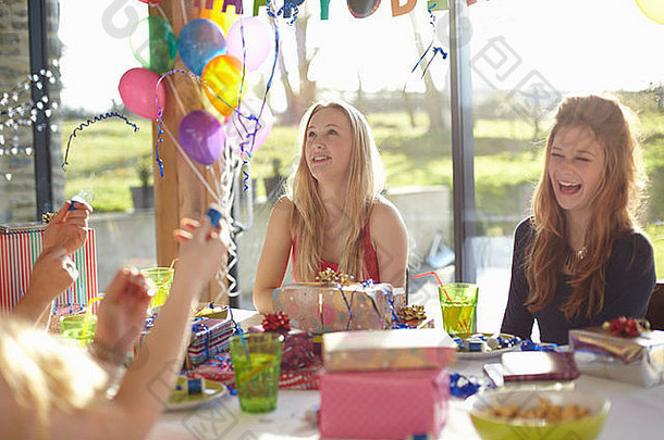 十几岁的女孩庆祝泡沫生日聚会，派对