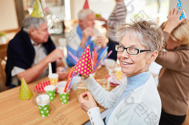 女人老年人朋友庆祝生日聚会，派对退休首页