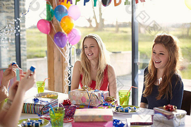 十几岁的女孩朋友享受生日聚会，派对