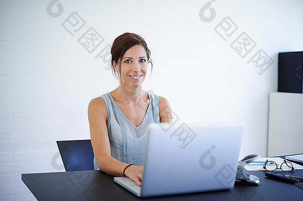 肖像中期成人女人工作首页移动PC