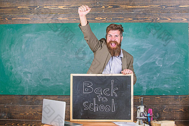招聘老师学校一年回来学校老师招聘男人。有胡子的持有黑板上登记回来学校承诺老师补充合格的劳动力教育工作者