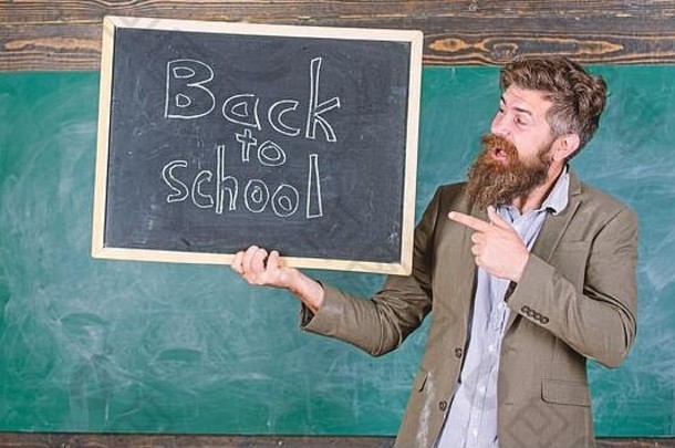 招聘老师学校一年男人。有胡子的持有黑板上登记回来学校回来学校老师招聘承诺老师补充合格的劳动力教育工作者