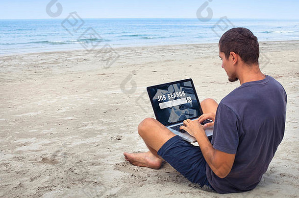 自由职业者工作在线工作搜索互联网男人。坐着海滩移动PC电脑