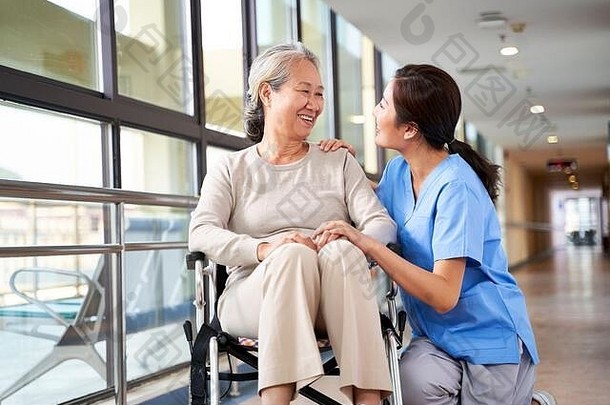 友好的工作人员照顾者护理首页会说话的亚洲高级女人走廊