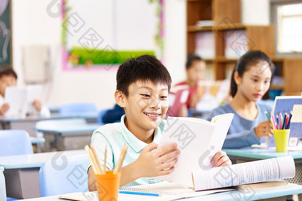 亚洲小学学校学生阅读书教室快乐微笑