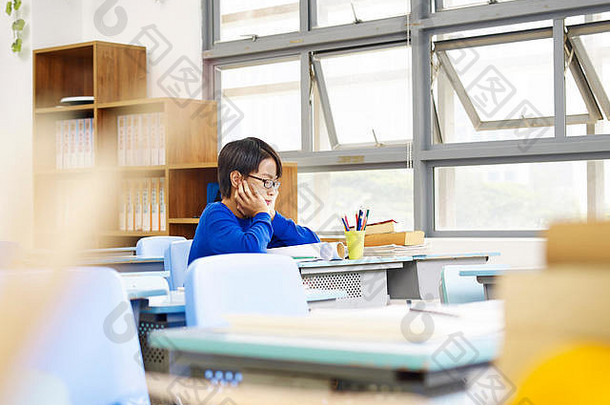 不开心亚洲小学学校学生坐着教室
