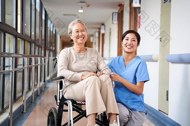 亚洲高级女人照顾者相机微笑