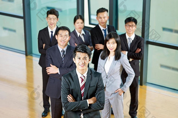 肖像成功的亚洲业务团队领导年轻的经理
