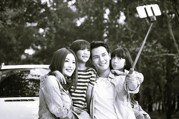 亚洲家庭孩子们采取自拍旅行黑色的白色