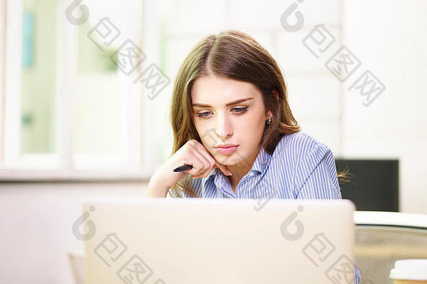 美丽的年轻的高加索人业务女人工作办公室移动PC电脑