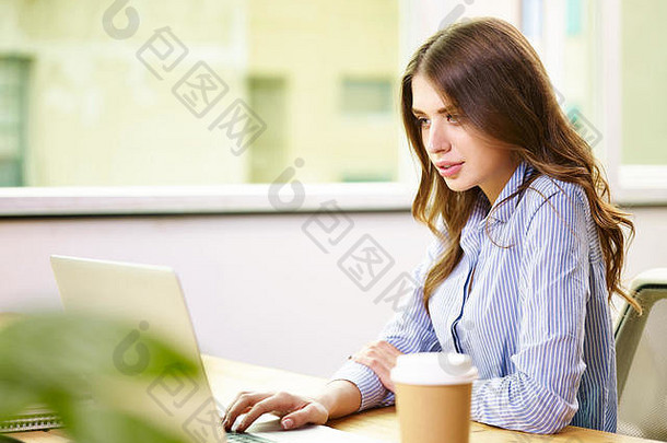 年轻的高加索人女商人工作办公室移动PC电脑