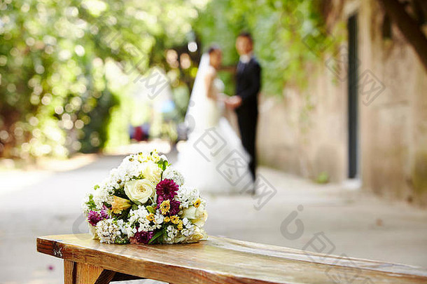花束木板凳上新娘新郎背景焦点花