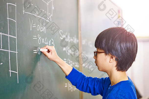 亚洲年级学校学生解决几何问题黑板数学类