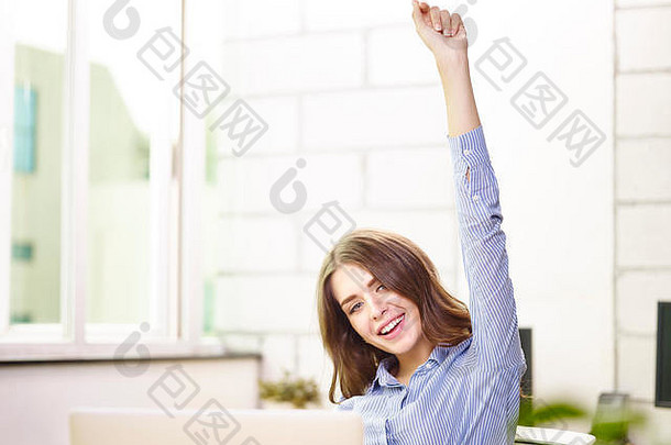 年轻的高加索人业务女人提高手臂庆祝成就成功