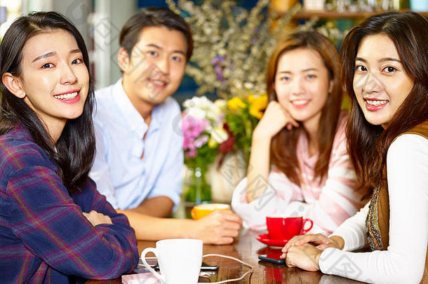 集团快乐亚洲年轻的成年人男人。女人相机微笑收集咖啡商店
