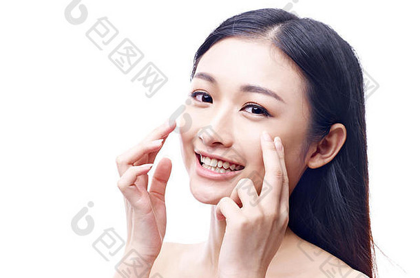 年轻的美丽的亚洲女人清洁新鲜的光滑的皮肤孤立的白色背景