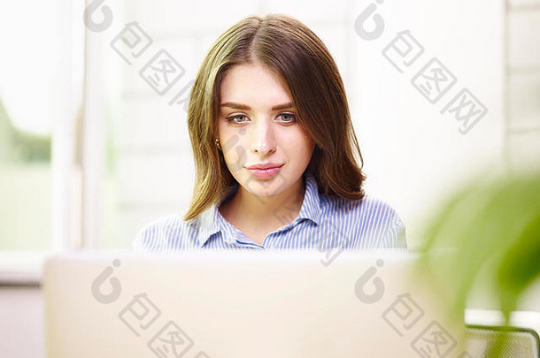 美丽的年轻的高加索人业务女人工作办公室移动PC电脑