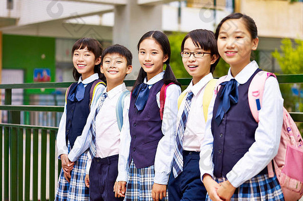肖像集团亚洲小学学校孩子们相机微笑