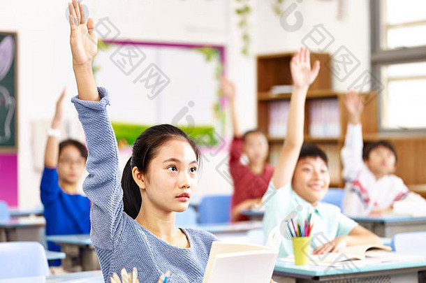 亚洲小学学校男孩提高手回答问题类教室