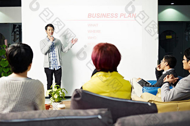 年轻的亚洲企业家展示业务计划项目