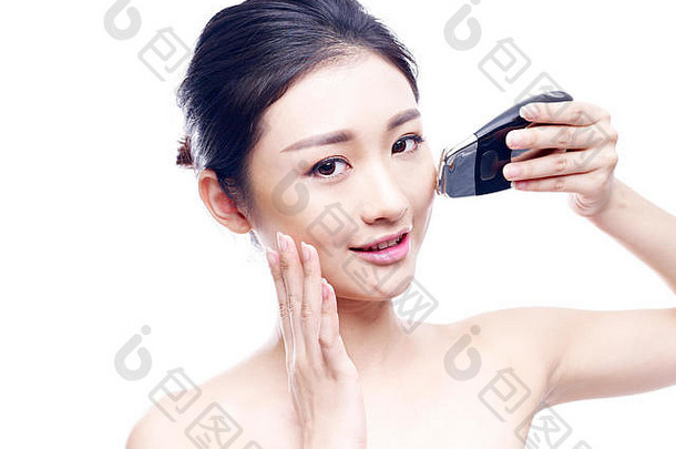 年轻的亚洲女人脸水疗中心仪器孤立的白色