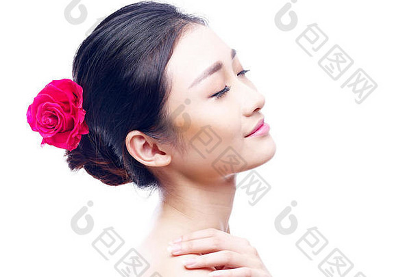 工作室肖像年轻的美丽的亚洲女人眼睛关闭一边视图红色的玫瑰头发孤立的白色背景