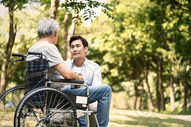 亚洲儿子会说话的令人欣慰的轮椅绑定父亲